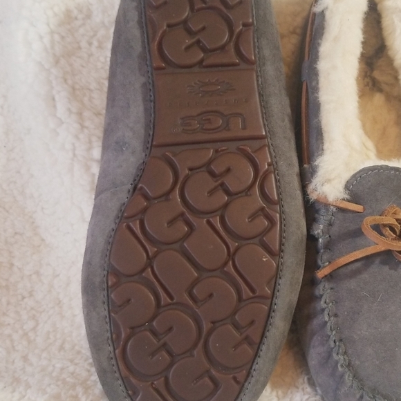 Barely Worn Ugg Dakota Bow Slipper Moccasins Size 8 - Picture 2 of 3